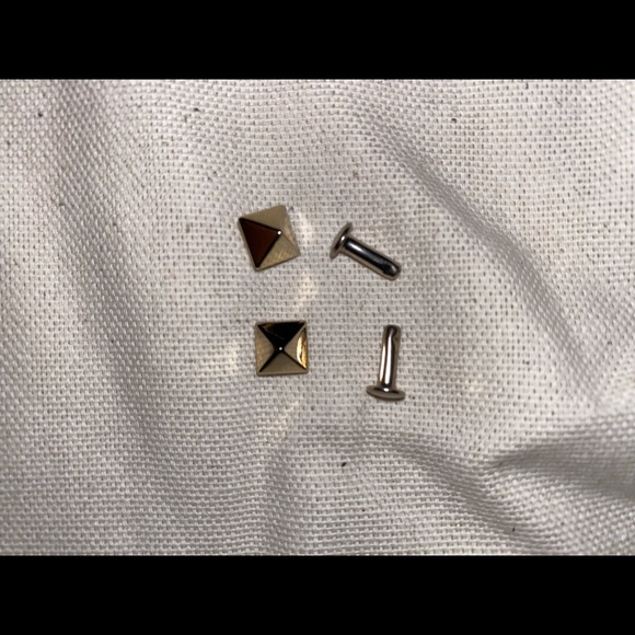 Valentino Garavani Rockstud Zipper Wallet - Picture 12 of 13